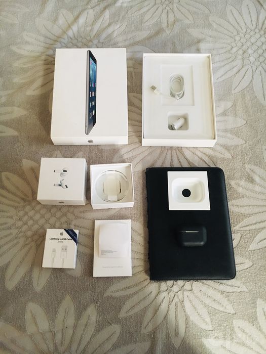 Оригинальный Apple iPad Air в одних руках+наушники Apple AirPods Pro