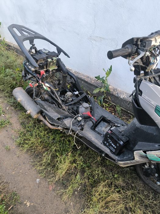 Продам скутер пластик есть