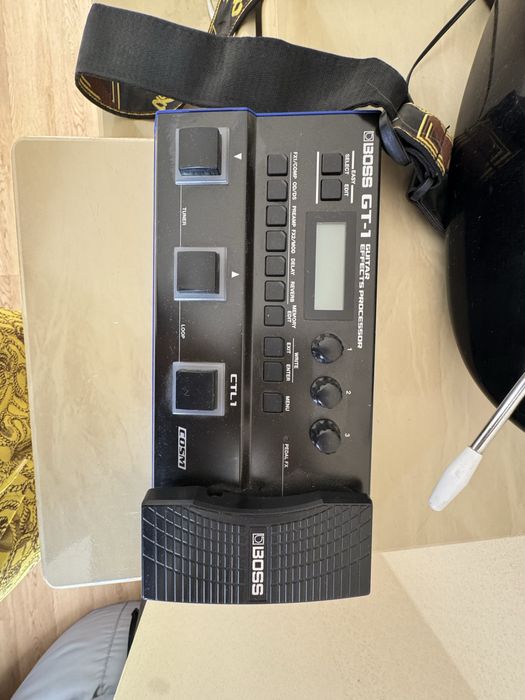 педаль многоэффектов (multi-effects) для электрогитары от BOSS.