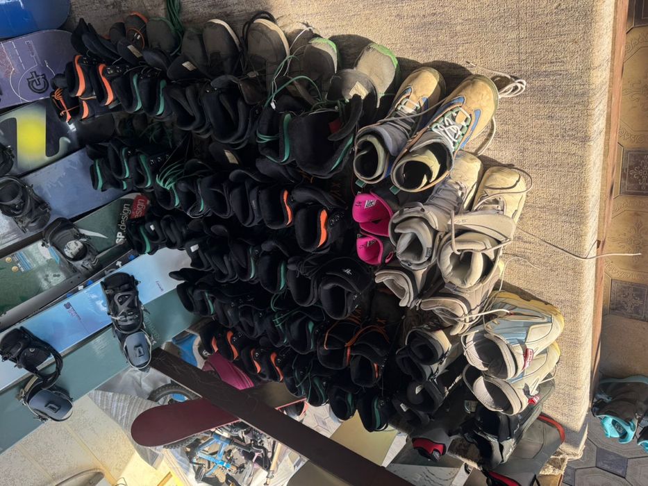 Продаеться сноуборды и ботинки и каска