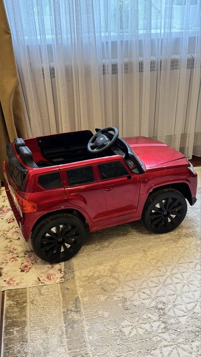 Машина на пульте и с педалью.