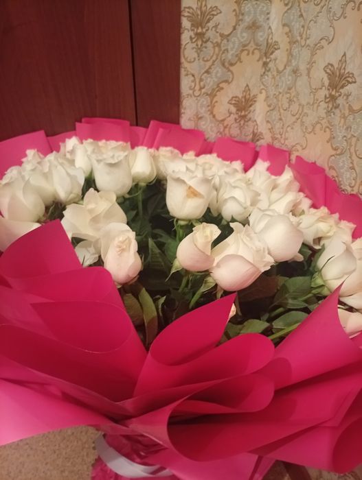 Белые розы и розывый Роза 1+1