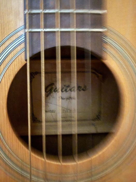 Gitara akustik sotiladi b/u