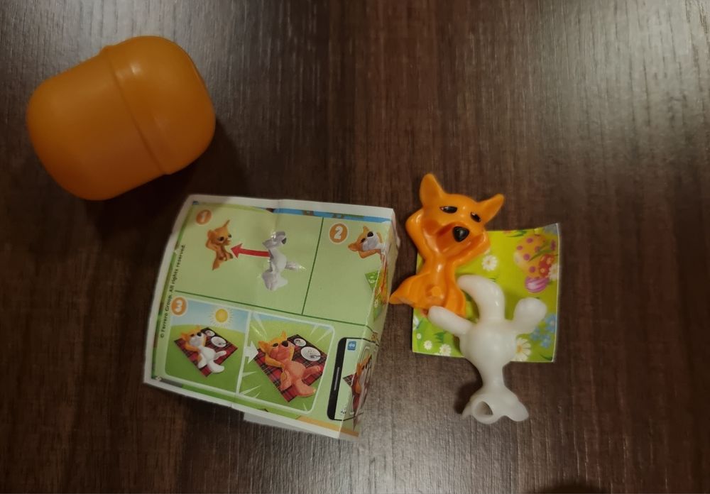 Играчки Kinder Surprise - 1 макси яйце и 6 яйца.