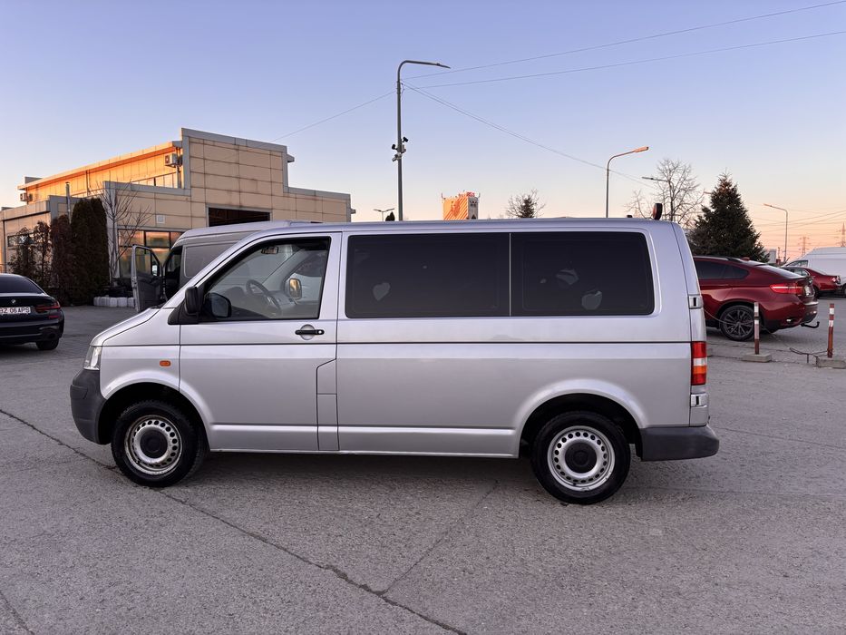Vand vw transporter 1.9 TDI  8+1 locuri.