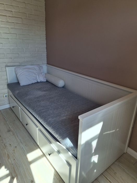 Легло с шкафчета