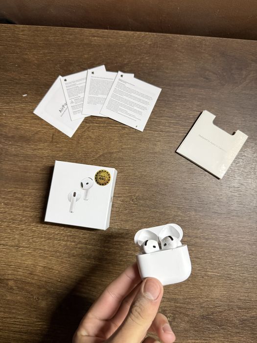 Air Pods 4 originale cu noise cancelling si incarcare mag safe
