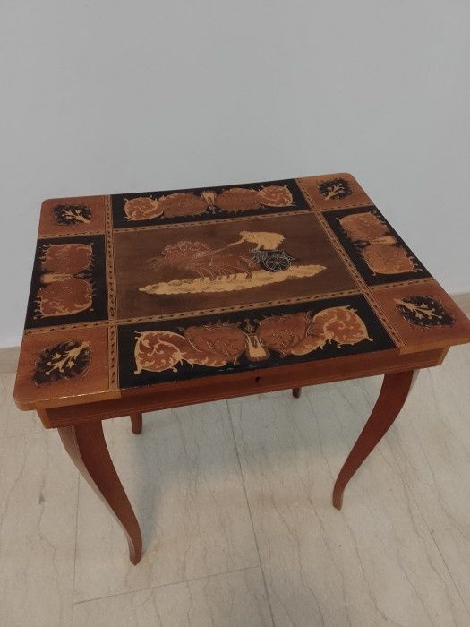 Măsuță muzicala antica vintage din lemn masiv intarsiată și caseta bij