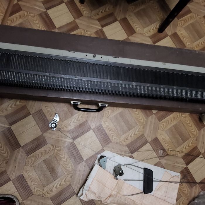 Продам вязальную машинку нева 5