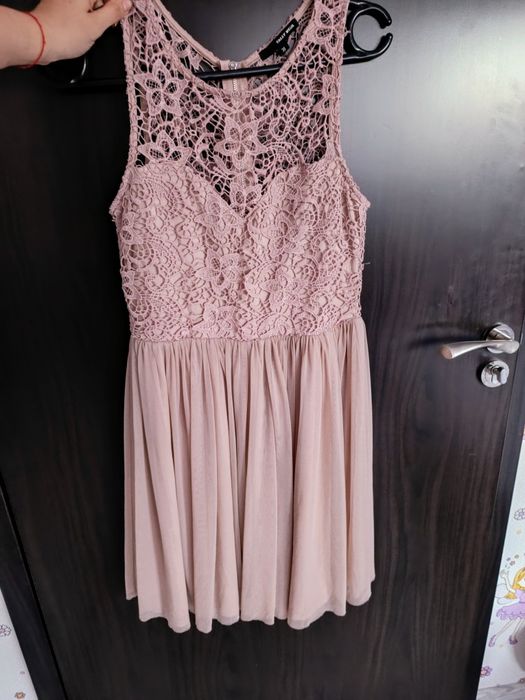 Дамска къса разкроена рокля с дантела