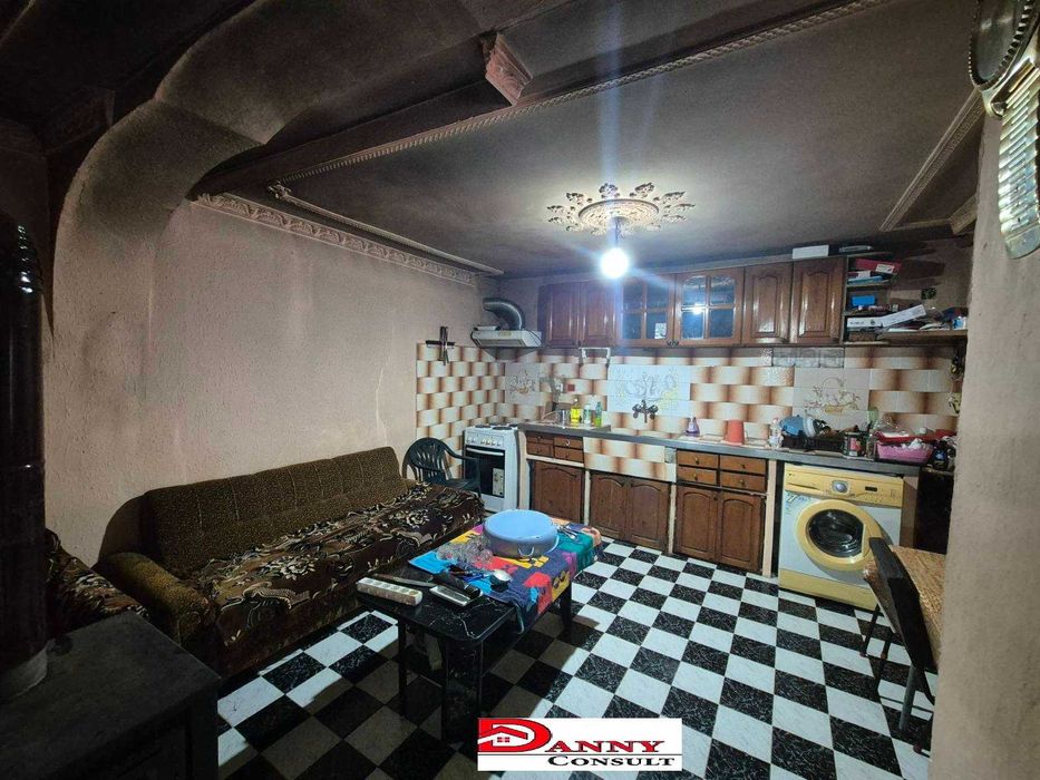 Къща с двор и гараж в гр. Павликени