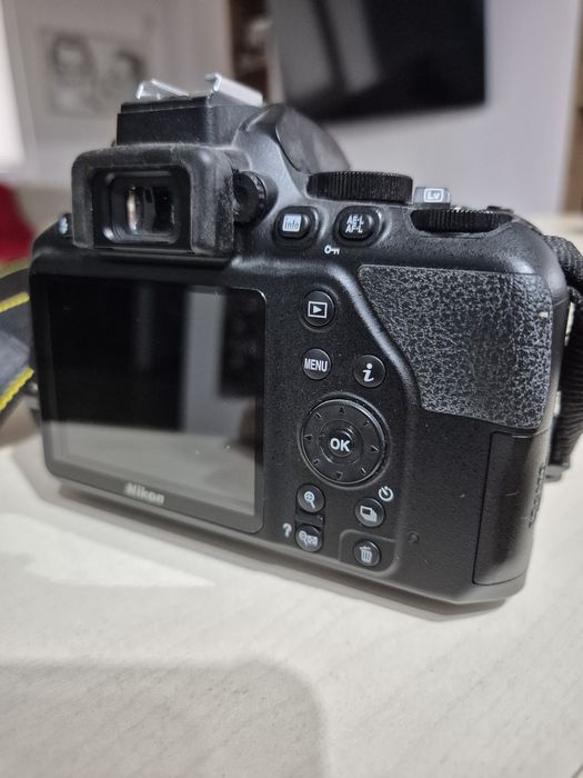 Nikon D3500 + obiectiv kit VR – stare foarte bună, doar ~5000 cadre