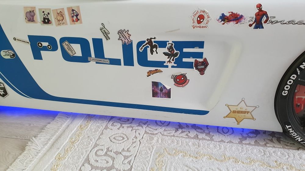 Детская кровать в форме машинки