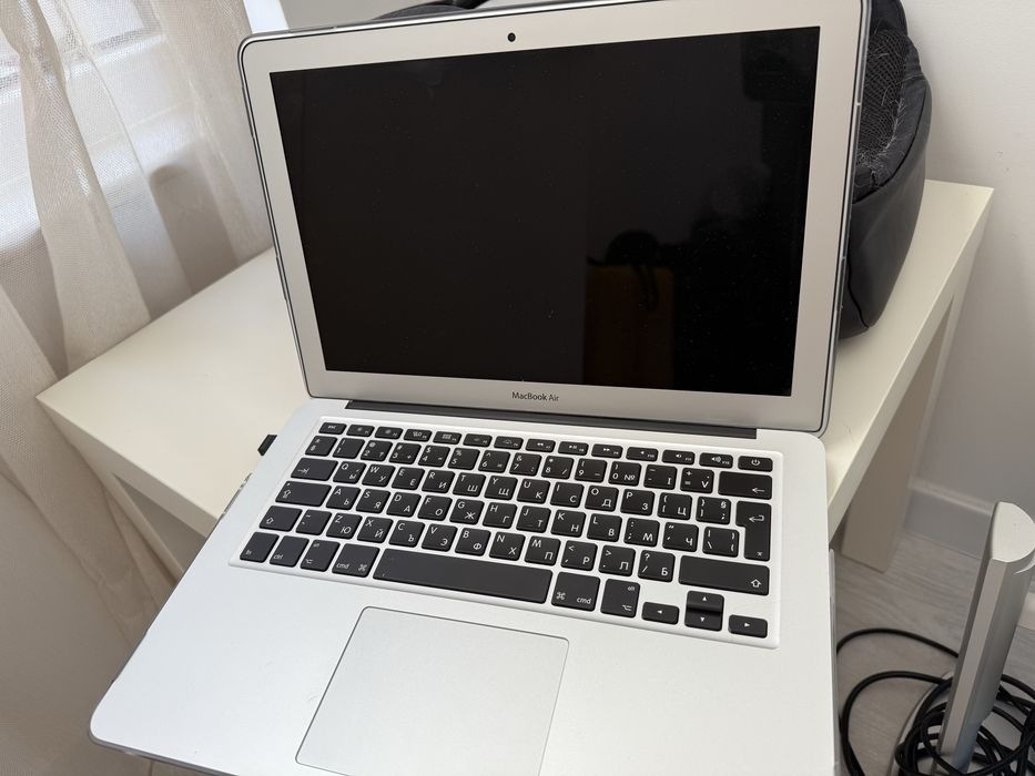 MacBook Air 13" 128 GB БДС клавиатура, подарък кейс и чанта