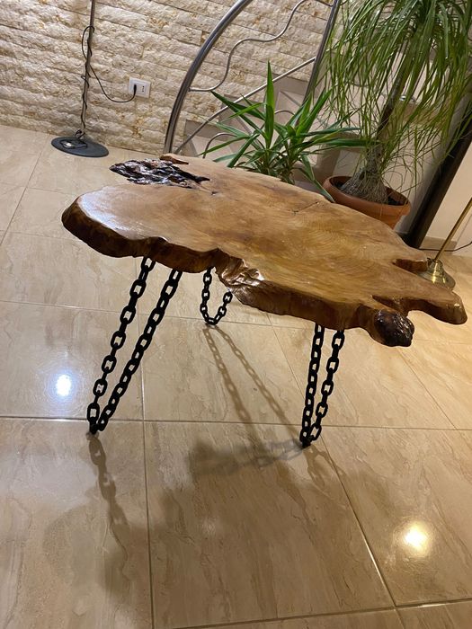 O măsuță din lemn masiv cu picioare sudate din lanț