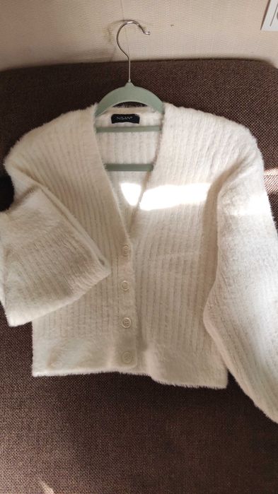 Белый пушистый кардиган