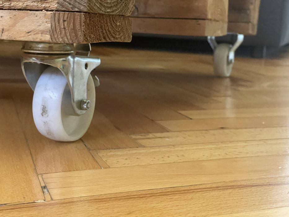 Холна маса от палета със стъкло