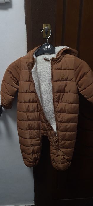 Vând combinezon bebe mărime 74 H&M