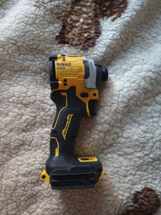 Продавам оригинални dewalt DCF850 използван малко работи перфектно
