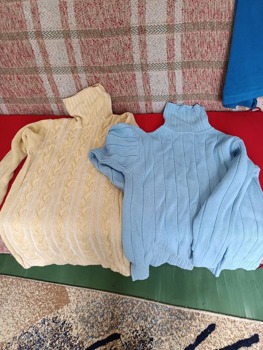 Pulovere pe gat galben și albastru