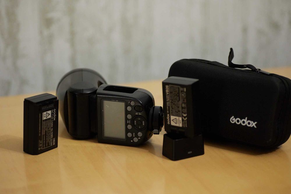 Blitz Godox V1, 2 baterii + Kit accesorii AK-R1 + transmitator
