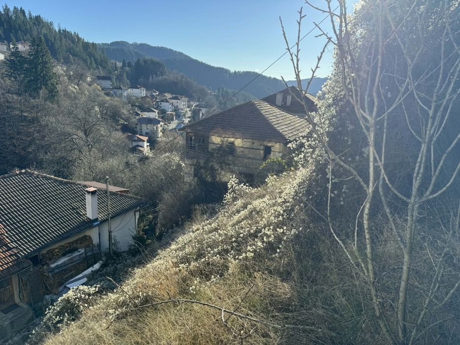 Продавам стара родопска къща в с.Момчиловци