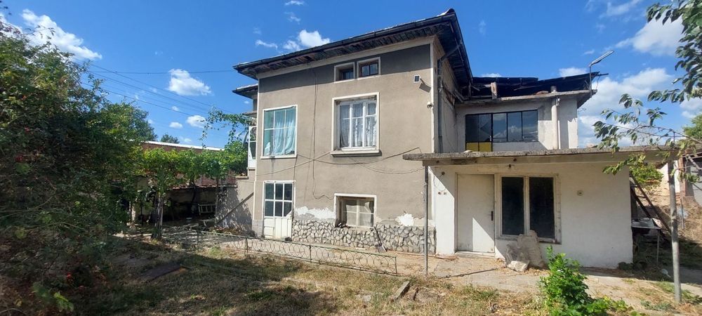 Двуетажна  тухлена  къща в село Певците