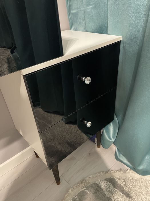 Туалетный столик с зеркалом