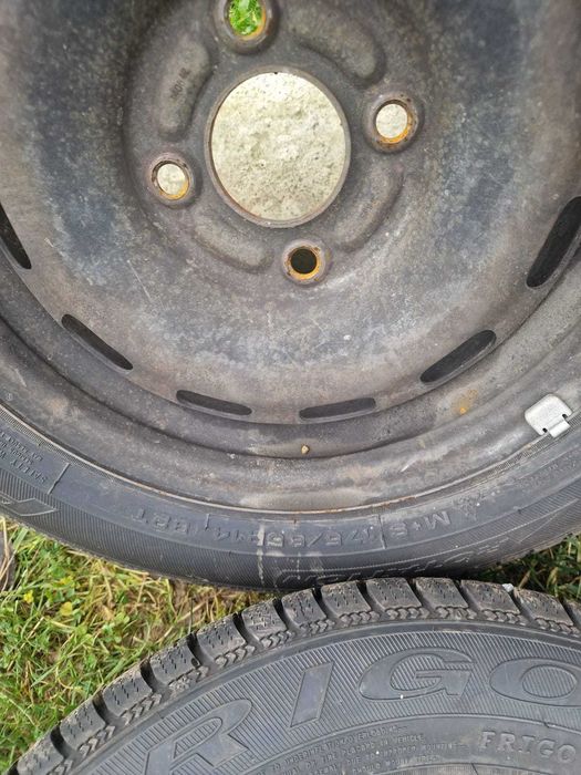 Vand 2 cauciucuri 175/65/R14 82T