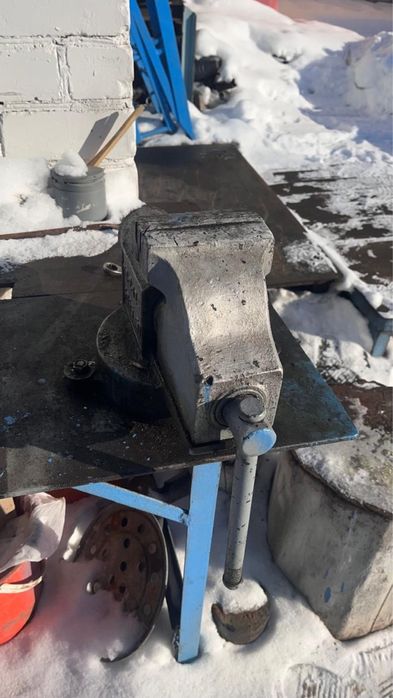 продам слесарные тиски