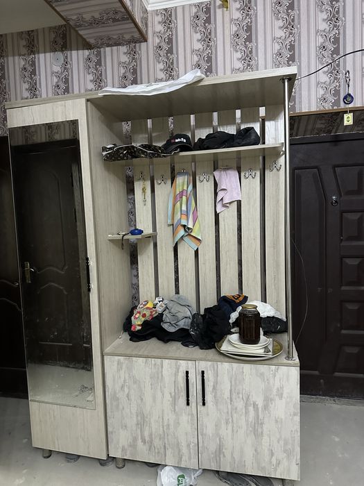 Karidor uchun oyoq kiyimlar va kurtkalar osish uchun shkaf