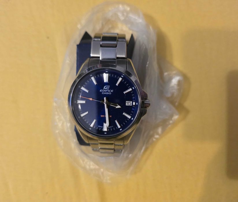 Ceas barbati Casio, quartz din otel inoxidabil, Argintiu/Albastru, impecabil, purtat o singura data.