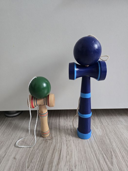 Kendama mare, cea mica este vanduta