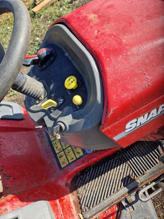 Vand tractoras de gazon