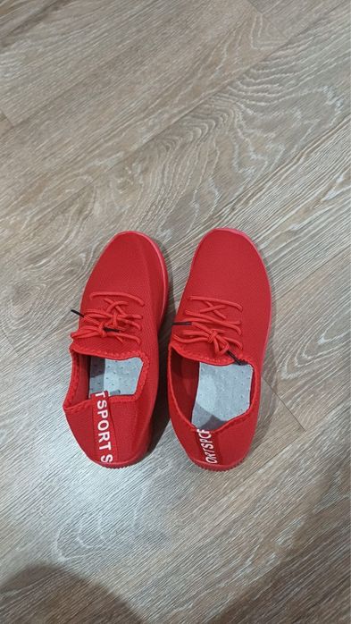 Продам кеды и шлепки