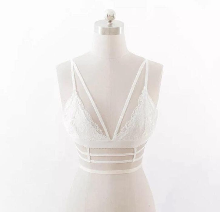 Дантелени бюстиета с ленти в черно и бяло само за 5 лева за брой!