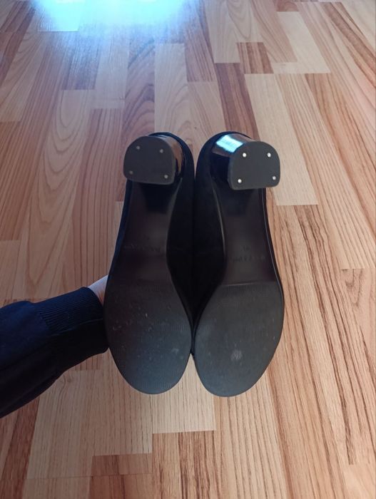 АККОЛЬ  продам туфли чёрные, замша. 40 размер