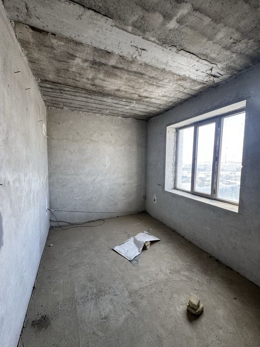 2 qavatda 3 xonali 76 kvadrat kvartira sotiladi