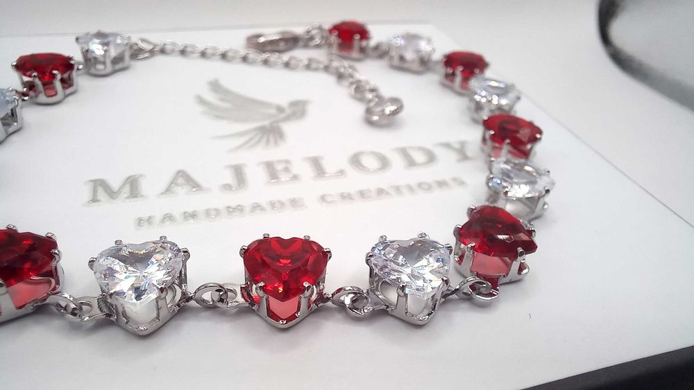 Луксозна гривна мартеничка с кристални сърца подарък за 8 март