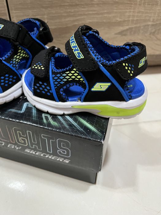 Страхотни сандалки Skechers