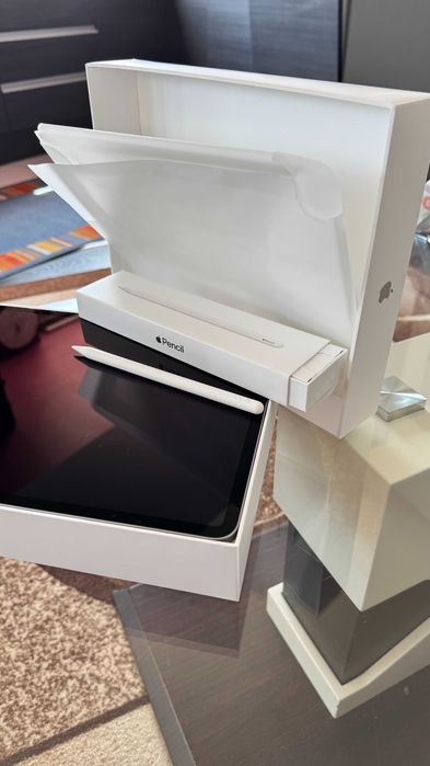 iPad Pro 12.9-inch (6th Generation) Wi-Fi + Apple Pencil 2