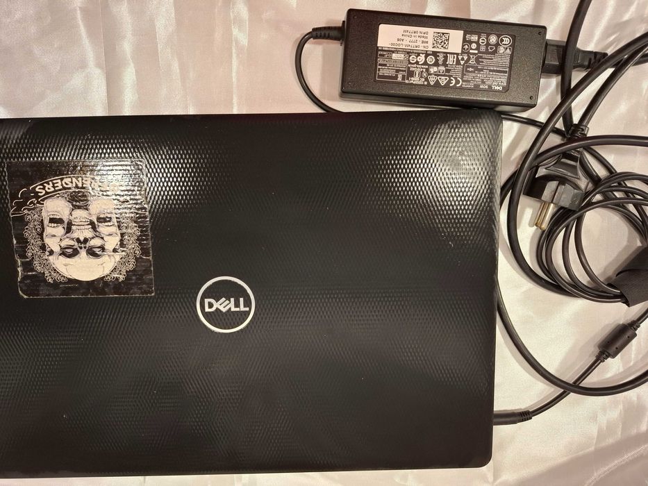 Лаптоп DELL Inspiron 15 3000