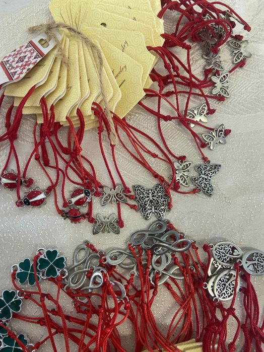 Гривна с червен конец на едро