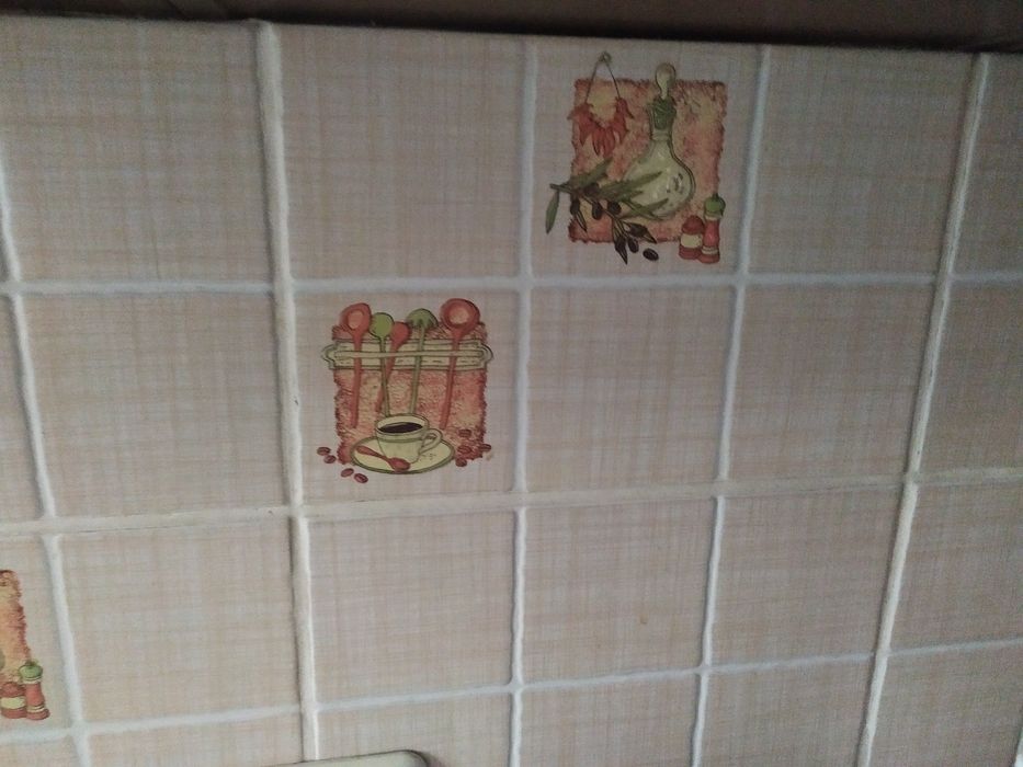 Продам настенную плитку с рисунком.