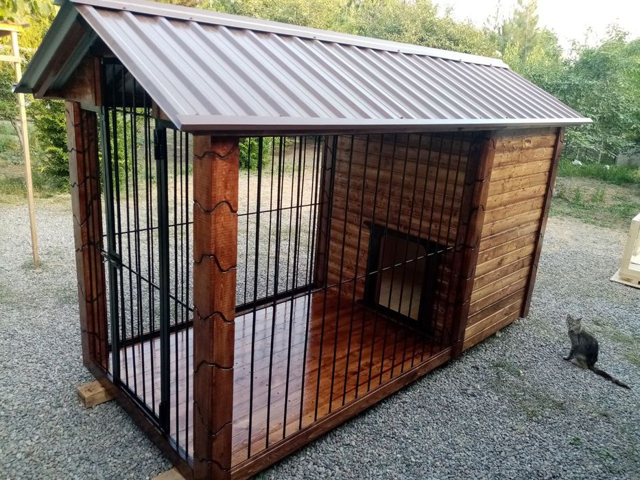 Вольер с будкой для собаки.