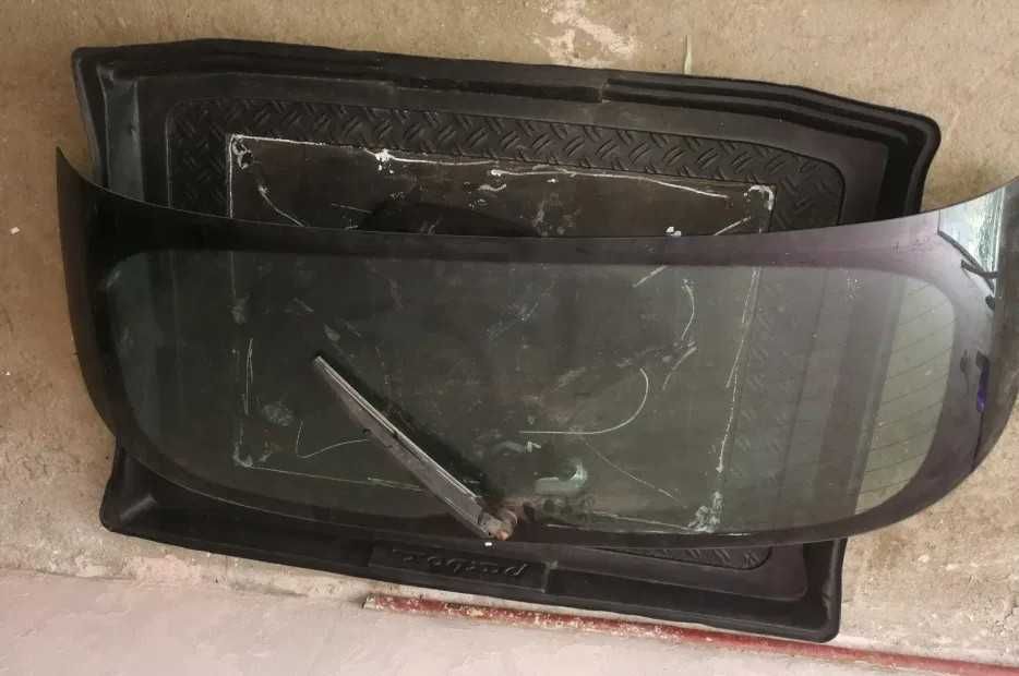 Продавам задно стъкло,оборудване на 5(задна)врата за CITROEN C4 2012 г