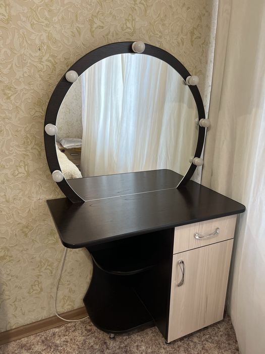 Продам столик с встроенным зеркалом