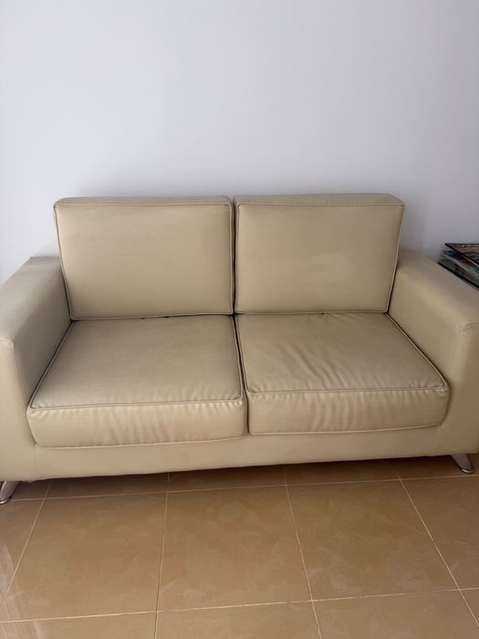 Много запазен кожен двуместен диван