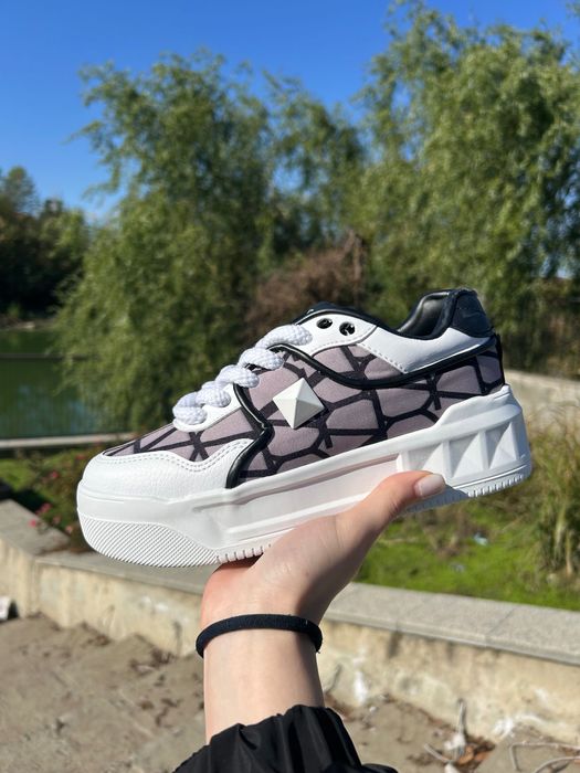 Adidasi Valentino