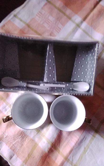 Фруктовница  ,конфетница , золотые  бокалы    с фарфоровыми  ложками.